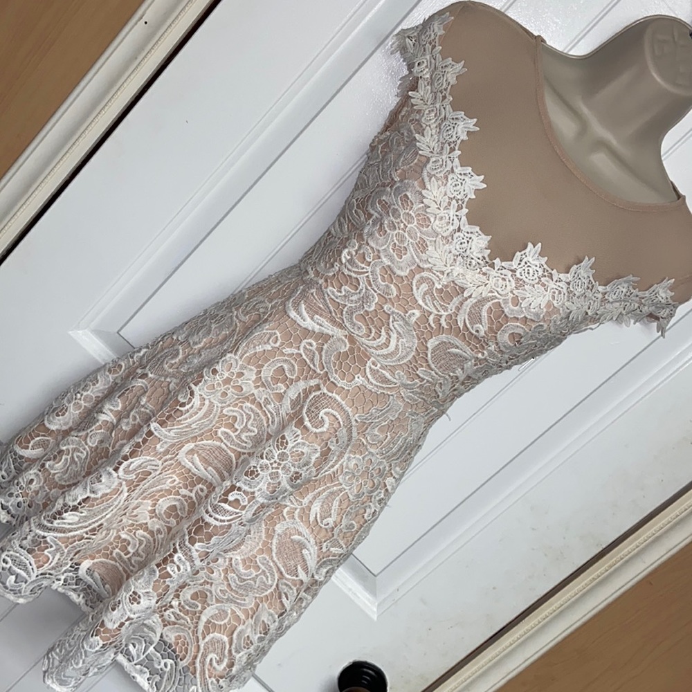 CHARLOTTE RUSSE BEIGE/WHITE EMBROIDERED DRESS. XS
